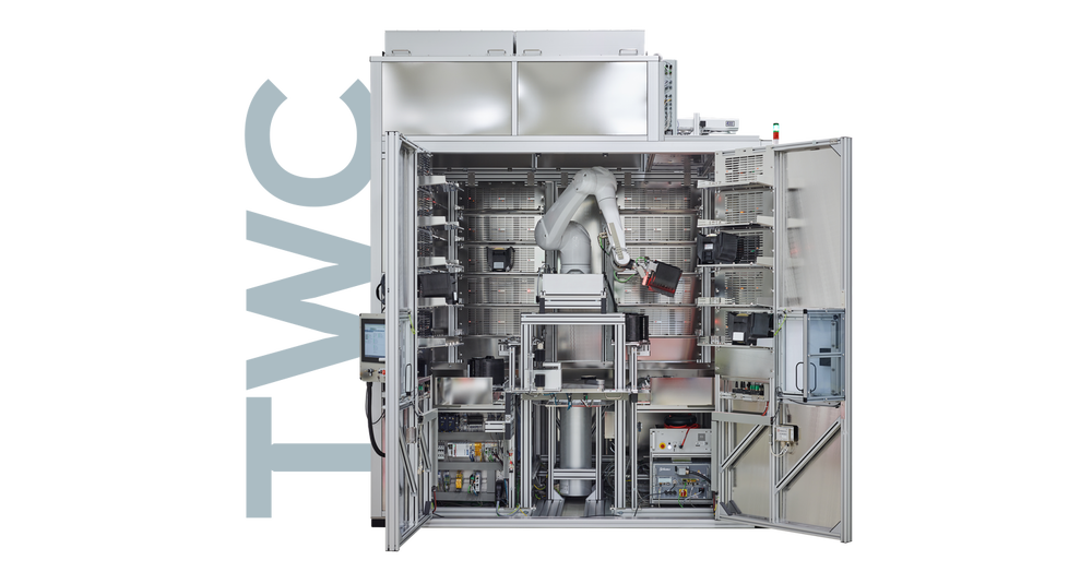 Das Bild zeigt das Test Wafer Center (TWC) von Fabmatics, eine hochmoderne, vollautomatische Lösung für das Testwafer-Management in Halbleiterfabriken. Das System verfügt über ein kompaktes Design mit einem flexiblen Layout, das bis zu 93 Lagerplätze und 14 Waferhandlingplätze umfasst. Im Inneren ist ein Roboterarm zu sehen, der Testwafer handhabt. Das TWC unterstützt Prozesse wie Kitting, De-Kitting und Lagerung und ermöglicht präzises und zuverlässiges Handling von Testwafer-Losen.